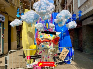 Улица Пуйгмарти (Carrer de Puigmartí) — «Внутри разума художника» (Dins la ment de l’artista) — Феста Майор де Грасиа 2025 (Festa Major de Gràcia 2025)