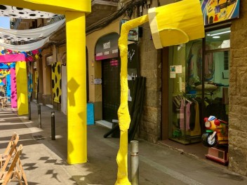 Улица Пуйгмарти (Carrer de Puigmartí) — «Внутри разума художника» (Dins la ment de l’artista) — Феста Майор де Грасиа 2025 (Festa Major de Gràcia 2025)