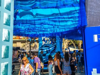 Фотоотчёт: Пласа де ла Вила (Plaça de la Vila): «Рапсодия в голубом» — дань уважения произведению Джорджа Гершвина «Rhapsody in Blue» и синему цвету флага Грасии. (‘Rapsòdia en blau’. Un homenatge a ‘Rhapsody in blue’, de George Gershwin i al color blau de la bandera gracienca.) - Феста Майор де Грасиа 2024 (Festa Major de Gràcia 2024)