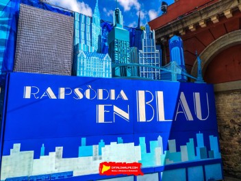 Фотоотчёт: Пласа де ла Вила (Plaça de la Vila): «Рапсодия в голубом» — дань уважения произведению Джорджа Гершвина «Rhapsody in Blue» и синему цвету флага Грасии. (‘Rapsòdia en blau’. Un homenatge a ‘Rhapsody in blue’, de George Gershwin i al color blau de la bandera gracienca.) - Феста Майор де Грасиа 2024 (Festa Major de Gràcia 2024)