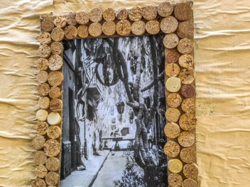 Улица Ллибертат (Carrer de la Llibertat): «Винный погреб Либертат» — дань культуре вина. (‘Celler Llibertat’. Un homenatge a la cultura del vi.) - Феста Майор де Грасиа 2024 (Festa Major de Gràcia 2024)