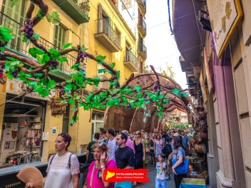 Улица Ллибертат (Carrer de la Llibertat): «Винный погреб Либертат» — дань культуре вина. (‘Celler Llibertat’. Un homenatge a la cultura del vi.) - Феста Майор де Грасиа 2024 (Festa Major de Gràcia 2024)