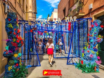 Улица Ллуис Вивес (Carrer de Lluís Vives): «Выбери море» — размышление о состоянии наших морей. (‘Escull la mar’. Una reflexió sobre l’estat dels nostres mars.) - Феста Майор де Грасиа 2024 (Festa Major de Gràcia 2024)