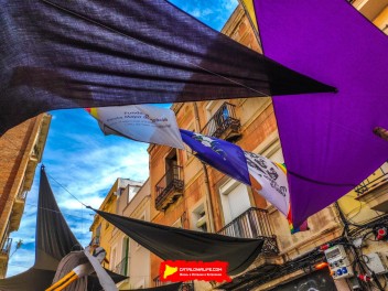 Улица Периль (Carrer del Perill): «Опасная сладость» — украшение, вдохновленное пейзажами из сказки «Гензель и Гретель». (‘Perill dolç’. Un guarniment inspirat en els paisatges de Hansel i Gretel.) - Феста Майор де Грасиа 2024 (Festa Major de Gràcia 2024)