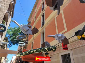 Улица Ла Перла (Carrer de la Perla): «Перла Вилль» — протестный ковбойский городок на Диком Западе. (‘Perla Ville’. Un reivindicatiu poblat del Far West.) - Феста Майор де Грасиа 2024 (Festa Major de Gràcia 2024)