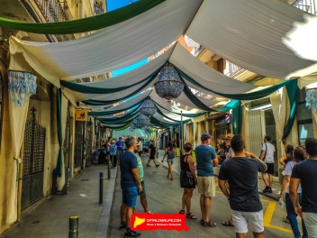 Улица Верди (Carrer de Verdi): «Крытая площадь» — дань уважения временным крытым площадкам, возводившимся в Грасии для праздников с XIX века до 70-х годов. (Un homenatge als envelats que s’aixecaven a Gràcia durant la festa major, des del segle XIX fins als anys 70.) - Феста Майор де Грасиа 2024 (Festa Major de Gràcia 2024)